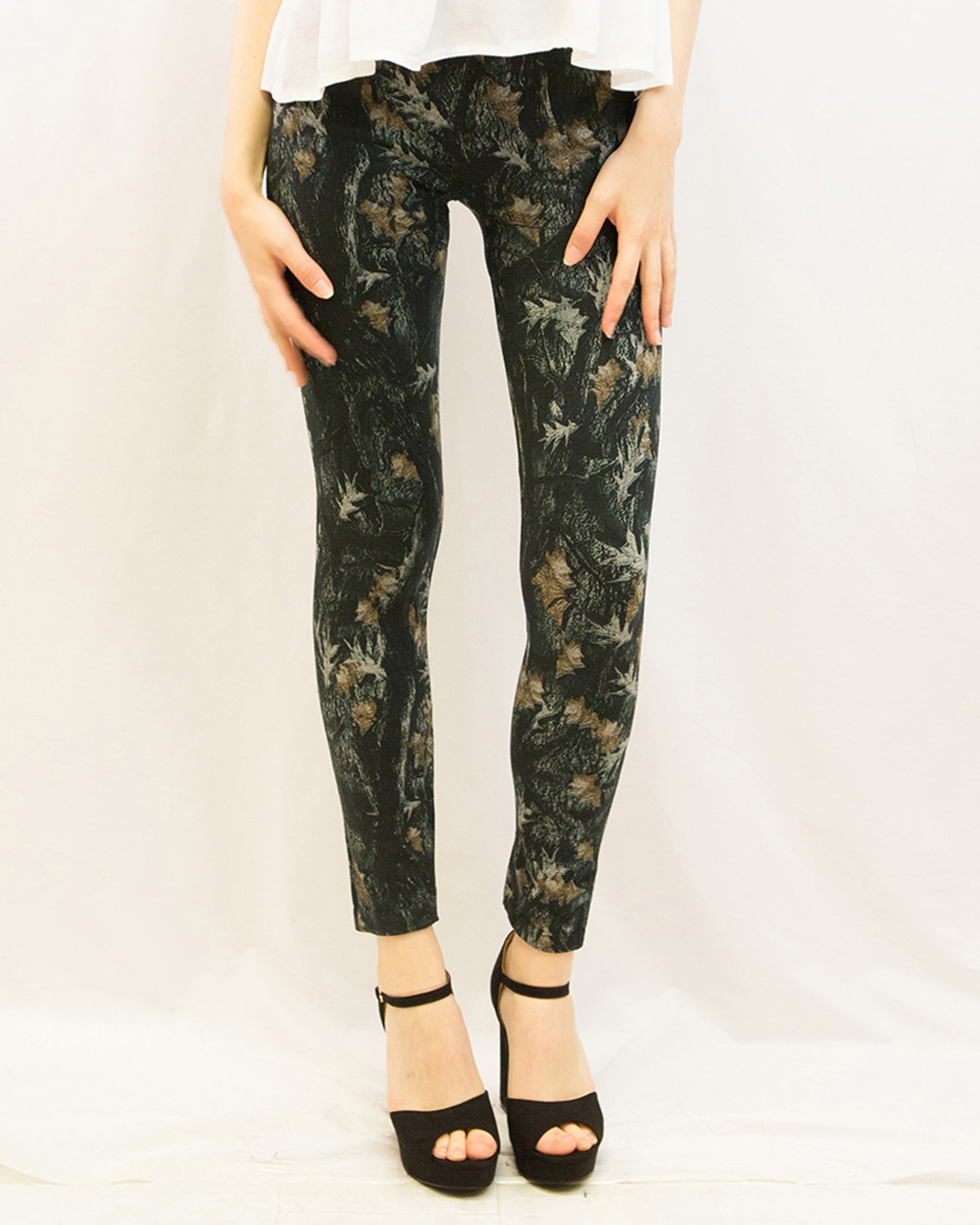 Olivia Row™ | Leaves print fleece leggings