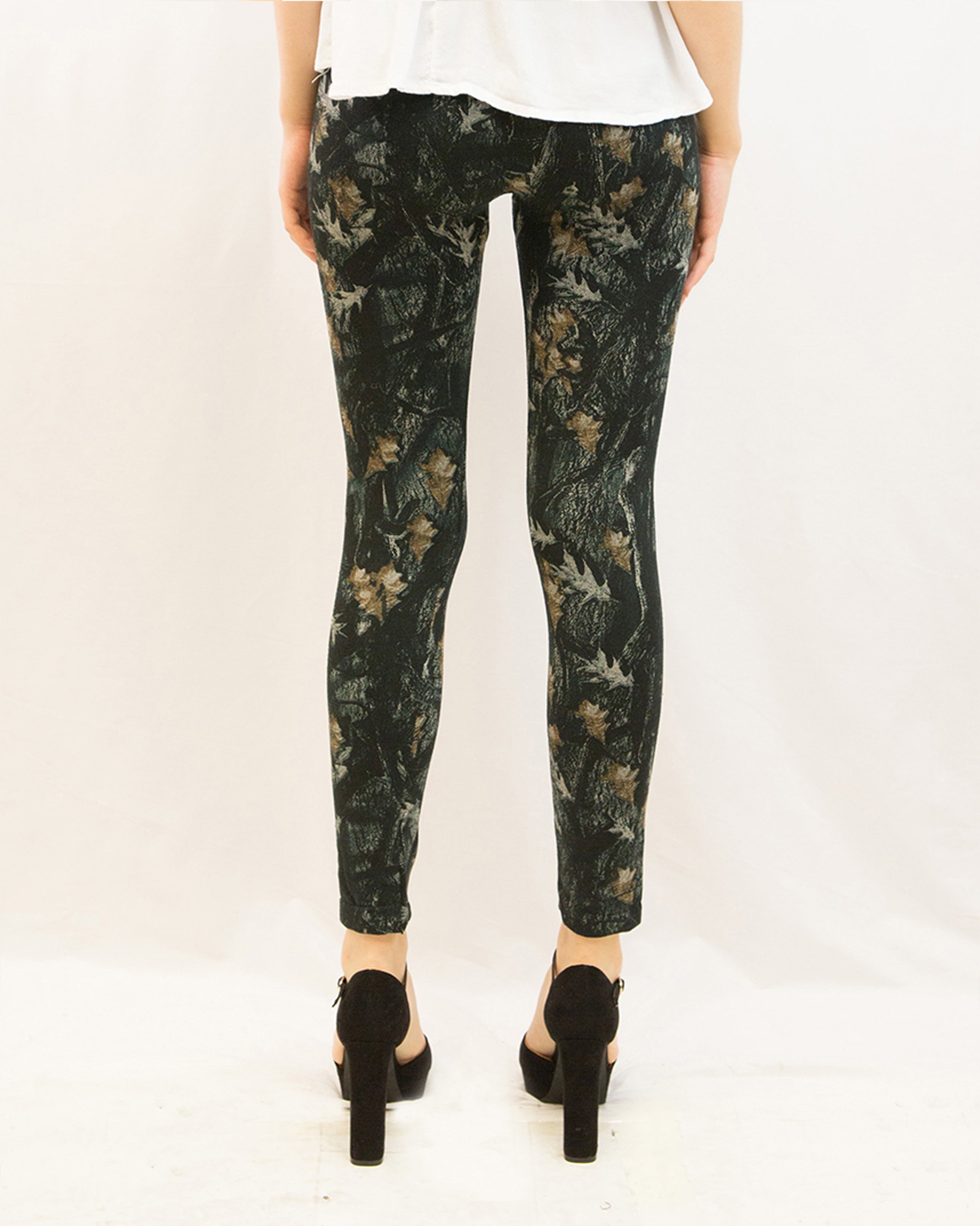 Olivia Row™ | Leaves print fleece leggings